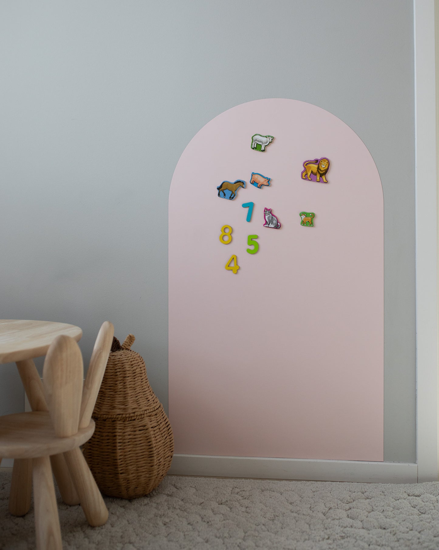 Rosa magnetisk väggdekal i ett barnrum – fungerar som självhäftande magnetvägg, rolig för lek, rita och lärande