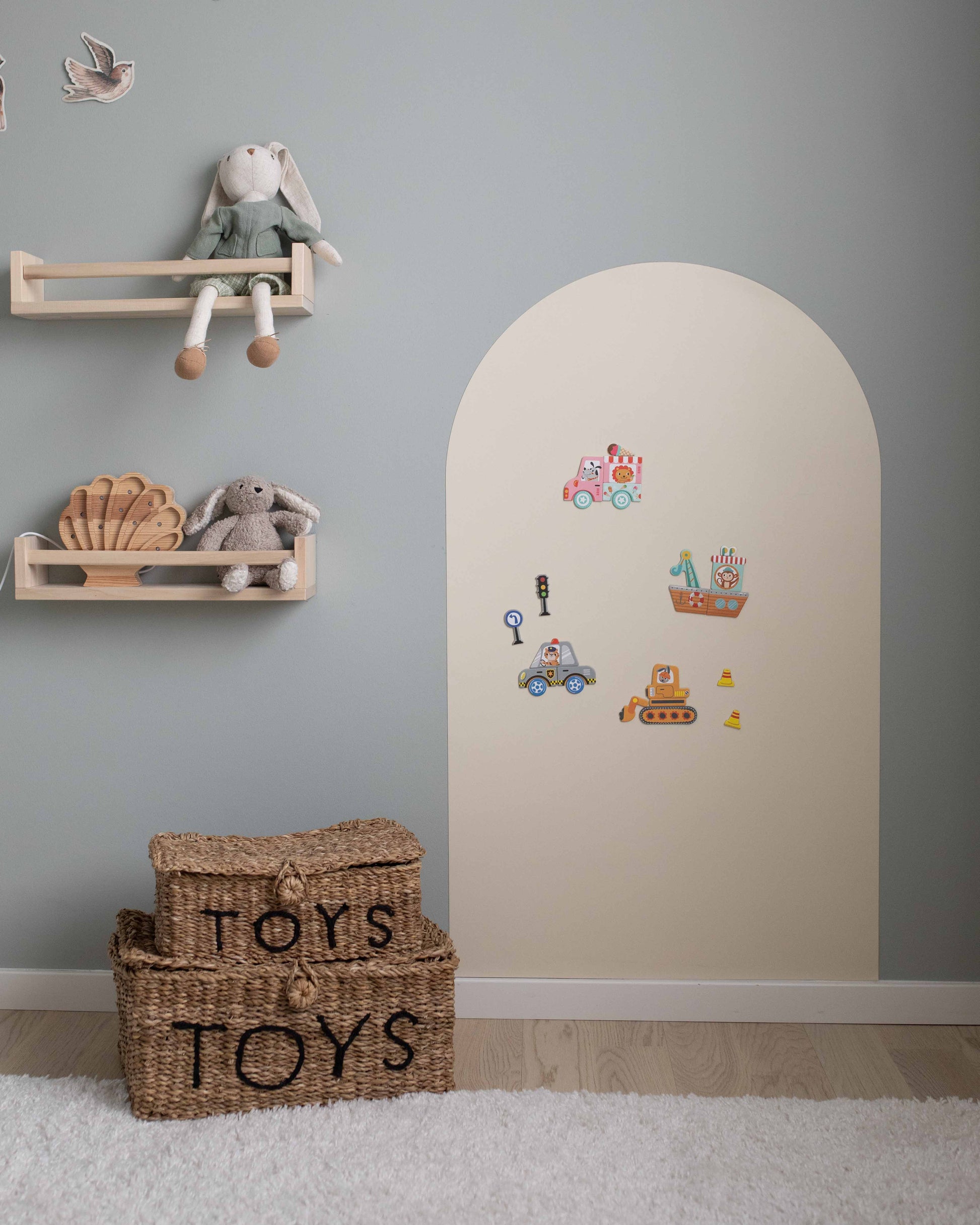 Magnetisk väggdekal i barnrum med magneter