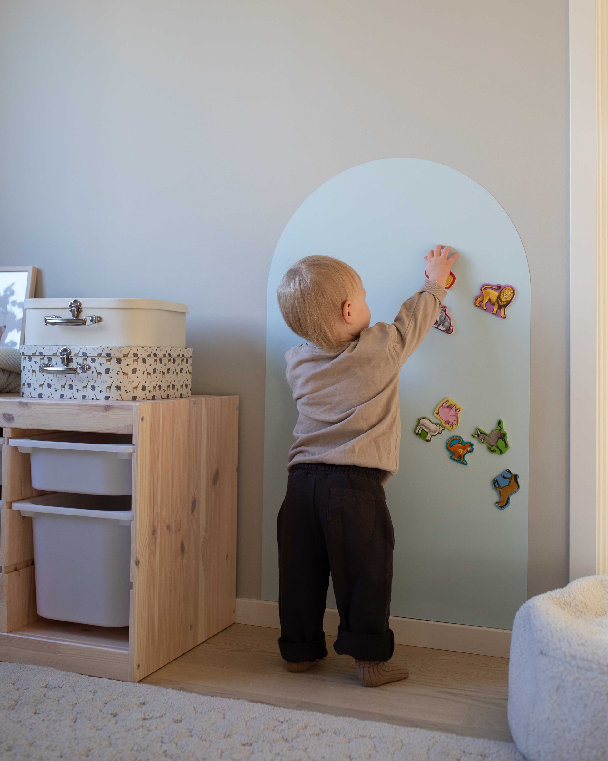 Magnetisk väggdekal i ett barnrum – fungerar som självhäftande magnetvägg, rolig för lek, rita och lärande